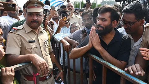 மக்களின் கேள்விகளுக்கு பதிலளிக்க வேண்டியது அரசின் கடமை