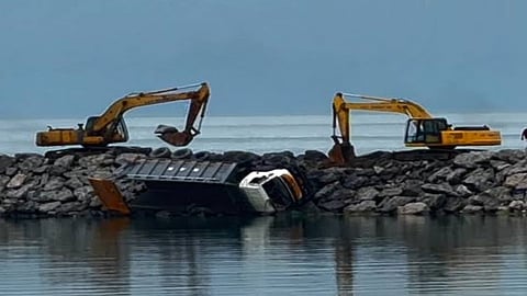 கனமழை காரணமாக கடலில் கவிழ்ந்து விபத்துக்குள்ளான டிப்பர் லாரி... பாம்பனில் பரபரப்பு