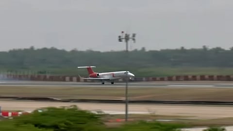 தனி விமானம் மூலம் கோவை வந்தடைந்தார் முதல்-அமைச்சர் விஜய்