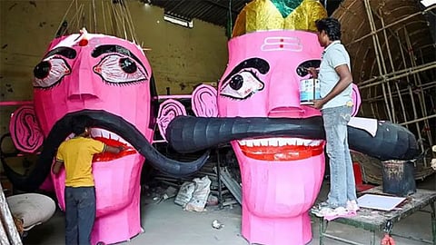 'கரப்பான்பூச்சி' உருவ பொம்மையை எரிக்க முடிவு