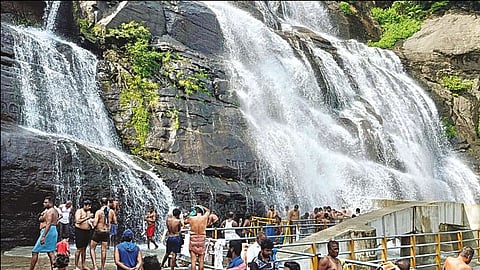 தொடர் விடுமுறை: குற்றாலத்தில் குவியும் சுற்றுலா பயணிகள்