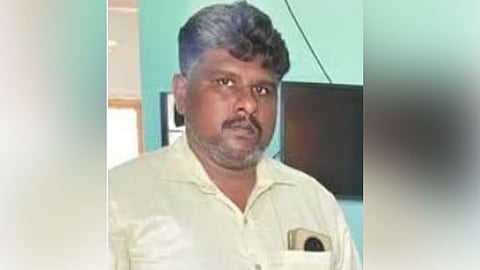 நெல்லை அருகே கார் மீது அரசு பேருந்து மோதி விபத்து: தனியார் வங்கி மேலாளர் பலி