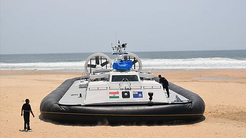 சென்னை மெரினாவில் நிறுத்தப்பட்டு உள்ள மிதவை கப்பல்