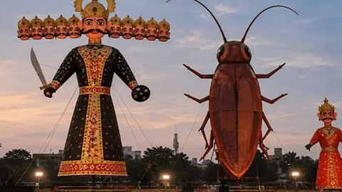 டெல்லி டெல்லி ராம்லீலா மைதானத்தில் ராவணனுடன் கரப்பான் பூச்சி உருவ பொம்மையையும் எரிக்க முடிவு