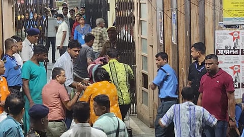 கொல்கத்தாவில் துர்கா பூஜையின் போது கூட்ட நெரிசல்: 17 பேர் பலி