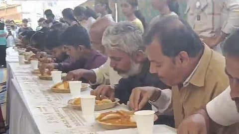 2 நிமிடங்களில் 11 இட்லியை சாப்பிட்டு முதலிடம் பிடித்த போலீஸ்காரர்