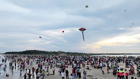 கடலூர் வெள்ளி கடற்கரையில் கண்கவர் பட்டம் விடும் திருவிழா!
