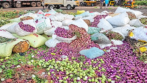 ஆயுத பூஜை விடுமுறையால் வியாபாரம் பாதிப்பு: கோயம்பேடு சந்தையில் குப்பையில் கொட்டப்பட்ட காய்கறிகள்