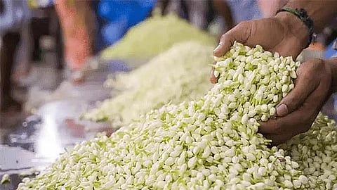ஆயுத பூஜை: கோயம்பேட்டில் அலைமோதிய கூட்டம்... எகிறியது மல்லிகை பூ விலை