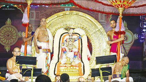 திருப்பதி பிரம்மோற்சவ விழா: சூரிய, சந்திர பிரபை வாகனங்களில் மலையப்பசாமி வீதிஉலா