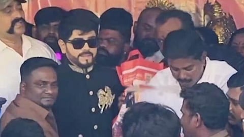 ஆட்டோ ஓட்டுநர்களுடன் ஆயுதபூஜை கொண்டாடி அரசுக்கு கோரிக்கை வைத்த லெஜண்ட் சரவணன்