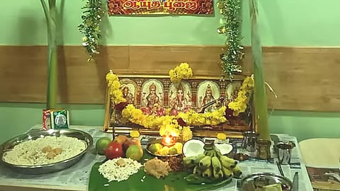 தமிழகம் முழுவதும் ஆயுதபூஜை கொண்டாட்டம் கோலாகலம்: தொழிலகங்களில் பூஜை செய்து வழிபாடு