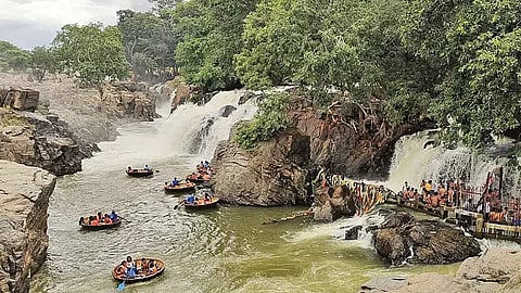 தொடர் விடுமுறையையொட்டி ஒகேனக்கல்லில் குவிந்த சுற்றுலா பயணிகள்