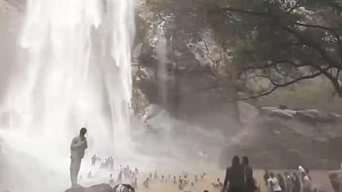 கொல்லிமலை ஆகாய கங்கை நீர்வீழ்ச்சியில் குளிக்க அனுமதி: சுற்றுலா பயணிகள் மகிழ்ச்சி