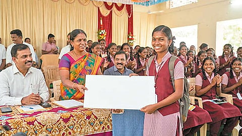 பழங்குடியின மாணவர்களுக்கு கல்வி உதவித்தொகை உயர்வு