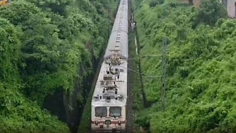 மண் சரிவால் பாதிக்கப்பட்ட ரெயில் சேவை மீண்டும் தொடக்கம்