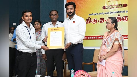 தலைமைச் செயலகத்தில் 22 பேருக்கு துறை ஒதுக்கீட்டு ஆணைகள்: அமைச்சர் சரத்குமார் வழங்கினார்.