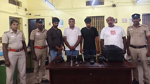 குலசேகரன்பட்டினத்தில் கார் கண்ணாடியை உடைத்து கேமரா, லென்சு திருட்டு: 4 பேர் கைது.