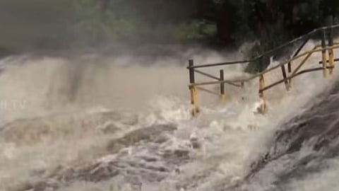 கும்பக்கரை அருவியில் சீறிப்பாயும் வெள்ளம்- சுற்றுலா பயணிகள் குளிக்கத் தடை.