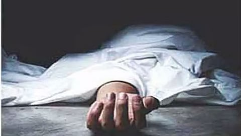 ஓடும் ரெயிலில் ஏற முயன்றவர் தவறி விழுந்து பலி
