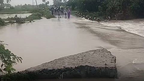 வெள்ளத்தில் மூழ்கிய மாங்குளம் தரைப்பாலம்: கிராம மக்கள் அவதி