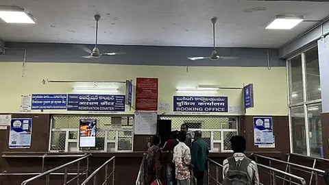 ரெயில் நிலைய கவுண்டர் டிக்கெட்டுகளுக்கான விருப்ப பயணக் காப்பீடு நாளை முதல் தொடக்கம்