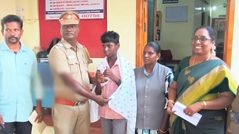 புதுக்கோட்டை: சாலையில் கிடந்த 2 சவரன் நகையை காவல் நிலையத்தில் ஒப்படைத்த அரசுப் பள்ளி மாணவர்!