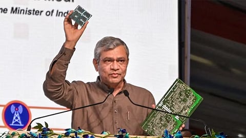 மொபைல் உற்பத்தி மூலமாக மத்திய அரசுக்கு ரூ.3.25 லட்சம் கோடி வரி வருவாய்