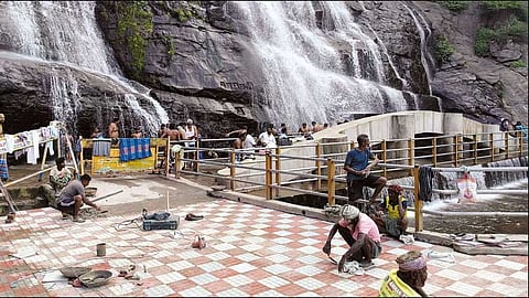 குற்றாலம் மெயின் அருவி பகுதியில் சீரமைப்பு பணிகள் தீவிரம்