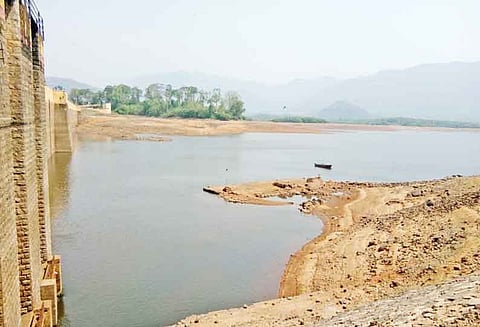 பராமரிப்பு பணிக்காக தண்ணீர் வெளியேற்றப்பட்டதால் வறண்டு போகும் நிலையில் பேச்சிப்பாறை அணை