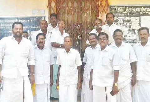 வேட்புமனுவை பெற அதிகாரிகள் வராததால் கூட்டுறவு சங்கத்துக்குள் அலுவலர்களை வைத்து பூட்டி போராட்டம்