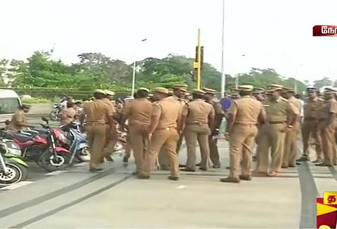 சென்னை மெரீனாவில் போராட்டத்தினை தடுக்க சர்வீஸ் சாலைகள் மூடல்; 300க்கும் மேற்பட்ட போலீசார் குவிப்பு