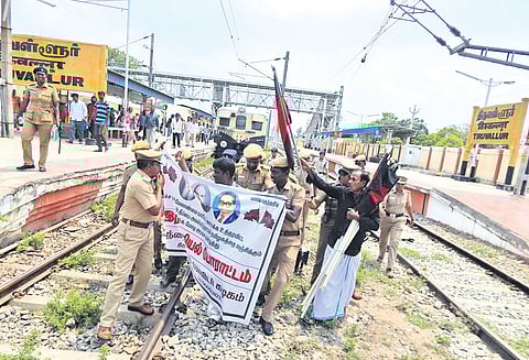 ரெயில் மறியலில் ஈடுபட்ட 55 பேர் கைது