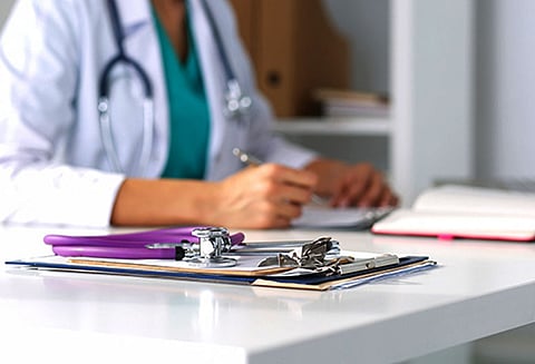 மருத்துவர்கள், மாணவர்கள் இன்று 2 மணி நேரம் வேலை நிறுத்தம்