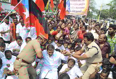 காவிரி மேலாண்மை வாரியம் அமைக்க வலியுறுத்தி தமிழகம் முழுவதும் தி.மு.க. போராட்டம்