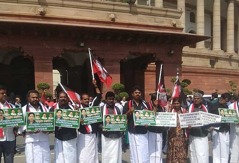 அதிமுக உறுப்பினர்கள் அமளியால் மாநிலங்களவை நாள் முழுவதும் ஒத்திவைப்பு