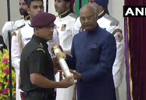 பத்ம விருதுகள் வழங்கும் விழாவில் டோனிக்கு பத்ம பூஷண் விருதை வழங்கினார் ஜனாதிபதி