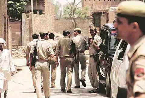 என்கவுண்டருக்கு பயந்து போலீஸ் நிலையத்தில் உறங்கும் குற்றவாளிகள்