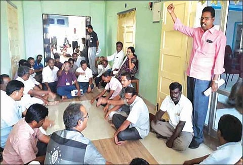 உடுமலை அரசு கலைக்கல்லூரி நிதியாளர் மீது நடவடிக்கை எடுக்கக்கோரி ஊழியர்கள் முற்றுகை போராட்டம்