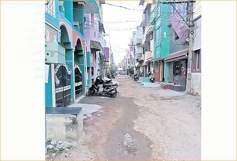 குண்டும்குழியுமான சாலையால் பொதுமக்கள் அவதி