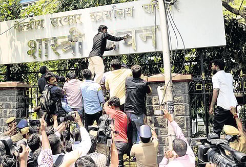 சாஸ்திரிபவன் அலுவலகம் மீது கற்கள்-செருப்பு வீச்சு