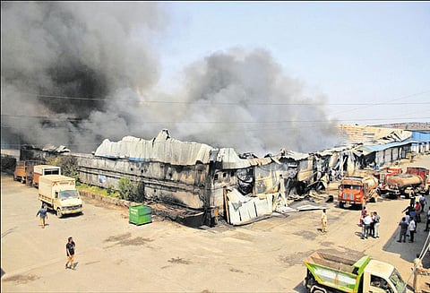 பிவண்டியில் பயங்கர தீ விபத்து 10 குடோன்கள் எரிந்து நாசம்