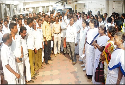 நிலுவைத்தொகை வழங்கக்கோரி சுகாதார ஊழியர்கள் ஆர்ப்பாட்டம்