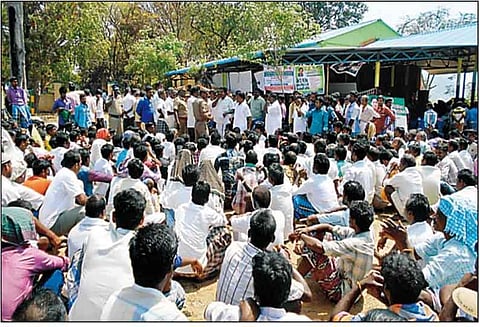 கல்வராயன்மலையில் மலைவாழ் மக்கள் திடீர் போராட்டத்தில் ஈடுபட்டதால் பரபரப்பு
