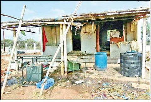 மின்சாரம் பாய்ந்து ஊழியர் பலி: கடைகளுக்கு தீ வைத்த 13 பேர் கைது