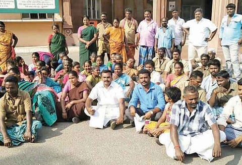 மதுக்கடை அமைக்க எதிர்ப்பு: கலெக்டர் அலுவலக வளாகத்தில் தர்ணாவில் ஈடுபட்ட பொதுமக்கள்