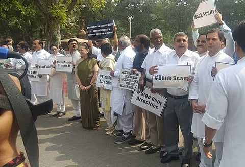 நாடாளுமன்றம் வளாகம் அருகே எதிர்கட்சிகள் போராட்டம் சோனியா காந்தி-ராகுல் காந்தி பங்கேற்பு