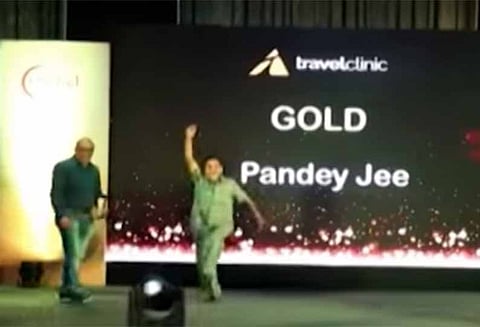 விருது வழங்கும் விழாவில் நடனமாடி மேடையிலேயே உயிரிழந்த தொழிலதிபர்