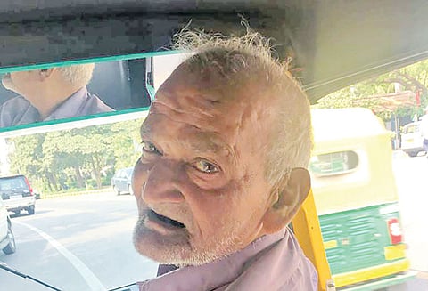 டெல்லியில் 87 வயதிலும் ஆட்டோ ஓட்டும் முதியவர் மீட்டருக்கு மேல் கட்டணம் வசூலிப்பது இல்லை