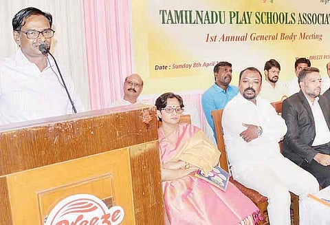 மழலையர் பள்ளிகளுக்கு அரசு வகுத்துள்ள விதிமுறைகளை எளிமையாக்க வேண்டும்